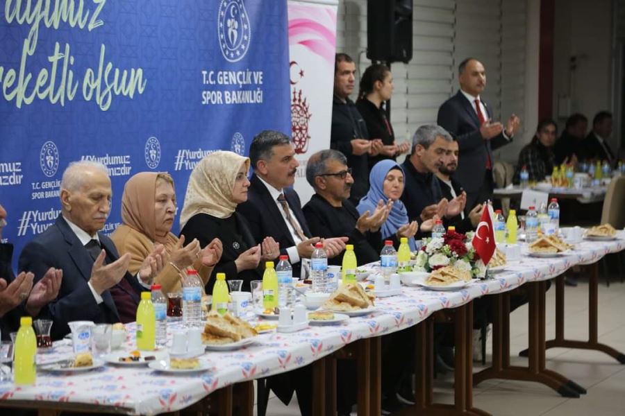 VALİ MUSTAFA ÇİFTÇİ DEPREMZEDE VATANDAŞLARLA İSKİLİP’TE İFTAR YAPTI