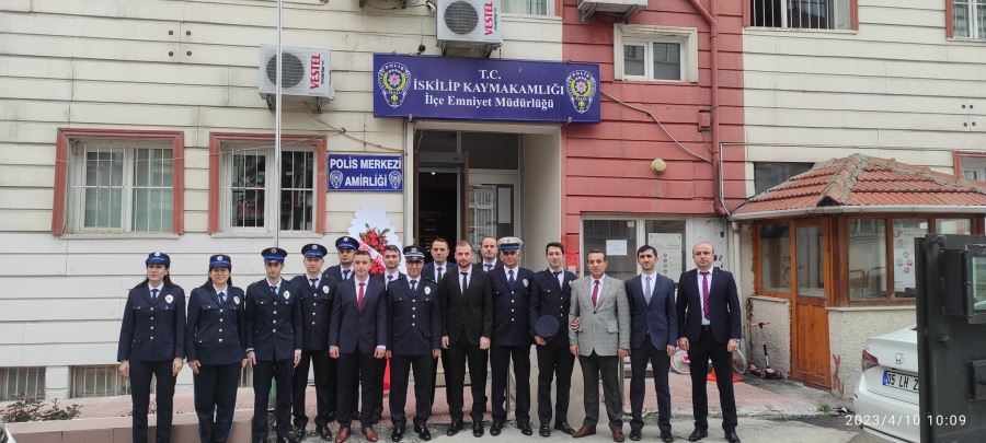 İSKİLİP EMNİYET TEŞKİLATI ATATÜRK ANITINA ÇELENK KOYDU 